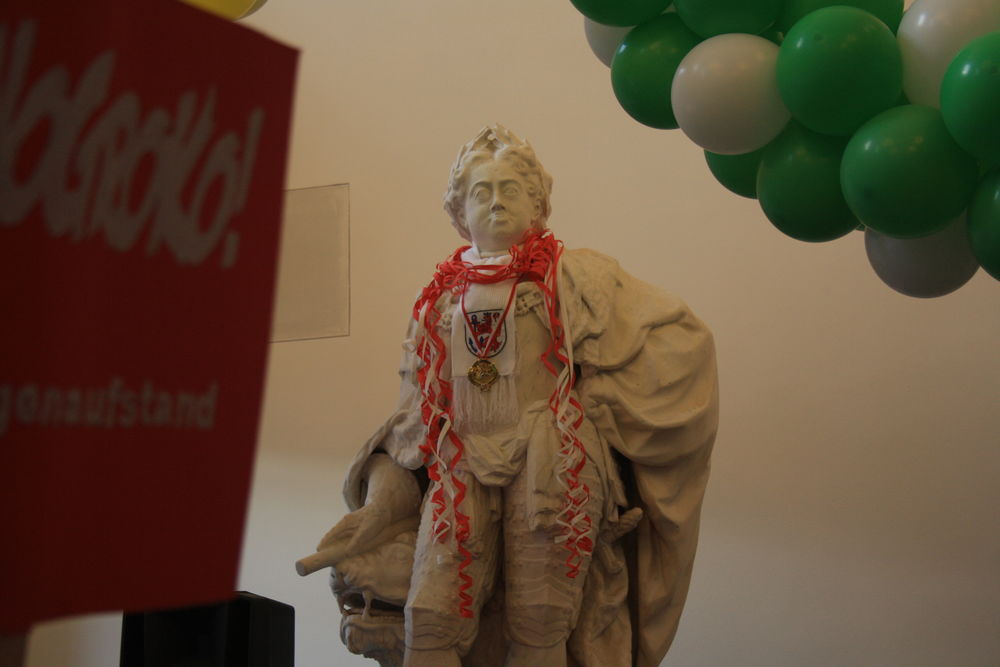 statueimrathaus.jpg - Kamelle und Campino beim Rosenmontagsumzug