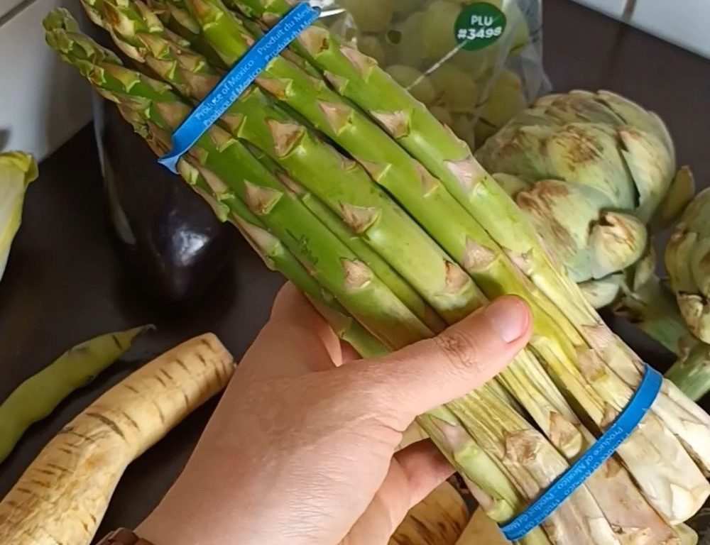 Spargel ist ein tolles saisonales Gemüse, das gerne mal 10 Euro pro Kilo kostet. Da freut sich über die Rettung nicht nur der Spargel, sondern auch das Portemonnaie. (Foto: youpod / Vivian)